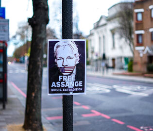 Британский суд решил отложить экстрадицию Джулиана Ассанжа