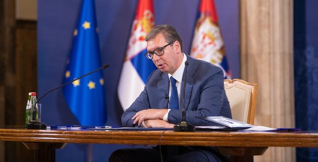 Президент Сербии предупредил о тяжелых днях для страны