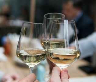 Эксперты посчитали, сколько игристого россияне выпивают в новогоднюю ночь Эксперты посчитали, сколько игристого россияне выпивают в новогоднюю ночь