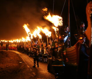 В Шотландии прошел фестиваль Up Helly Aa В Шотландии прошел фестиваль Up Helly Aa