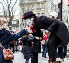 В Испании поцелуй руки без согласия приравняли к сексуальному насилию В Испании поцелуй руки без согласия приравняли к сексуальному насилию