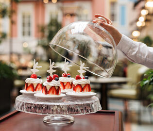 «Гранд Отель Европа» представил десерт «Павлова» «Гранд Отель Европа» представил десерт «Павлова»