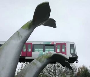 В Нидерландах скульптура спасла поезд от падения в воду