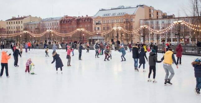 На острове Новая Голландия в Петербурге открыли каток