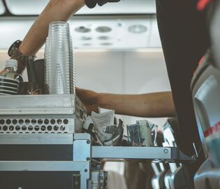 Пилот рассказал, почему не стоит пить кофе на борту