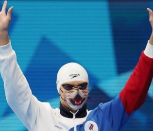 Олимпийскому чемпиону из России запретили выйти на награждение в маске с котиком