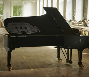 Steinway&Sons выпустил серию роялей к 150-летию концертного зала в Лондоне