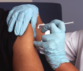 Итальянец использовал искусственную руку, чтобы избежать вакцинации