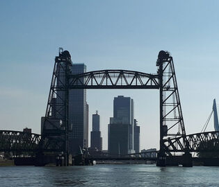 В Роттердаме ради яхты миллиардера разберут исторический мост