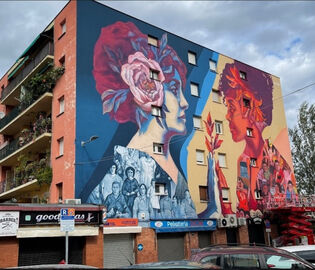 Фасад дома в испанской Жироне расписали новосибирские художники
