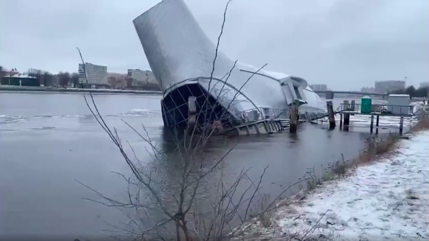 В Санкт-Петербурге на Неве затонул плавучий ресторан