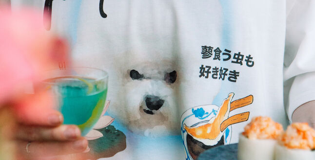 В московском баре появились футболки с изображением собаки французской породы бишон-фризе