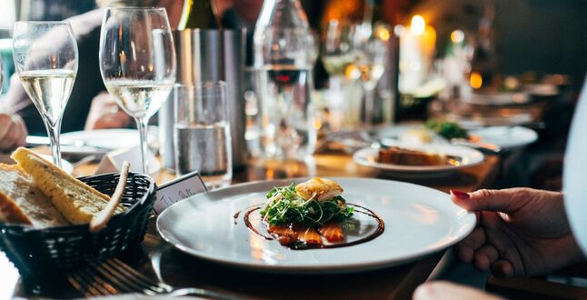 Ресторан в Вероне дарит бутылку вина гостям, которые готовы отказаться от телефона на время ужина