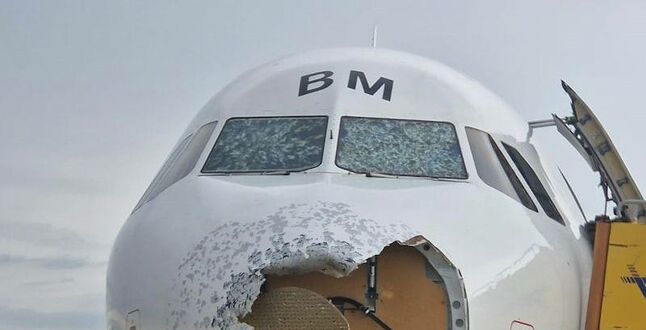 Сильный град нанес повреждения пассажирскому самолету в Австрии