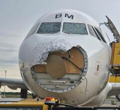 Сильный град нанес повреждения пассажирскому самолету в Австрии