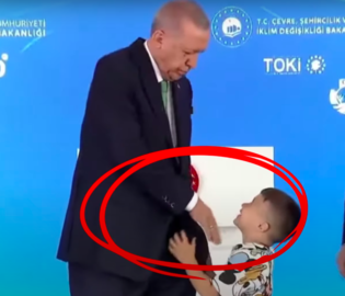 Президент Турции дал пощечину ребенку, который не поцеловал ему руку