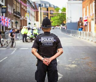 Протестующие в Британии атаковали отель с мигрантами