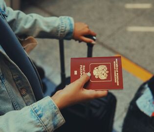 В Пулково у туристки отобрали загранпаспорт из-за несовпадения двух цифр