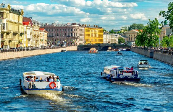 Туризм в России: водные экскурсии в Санкт-Петербурге и Москве